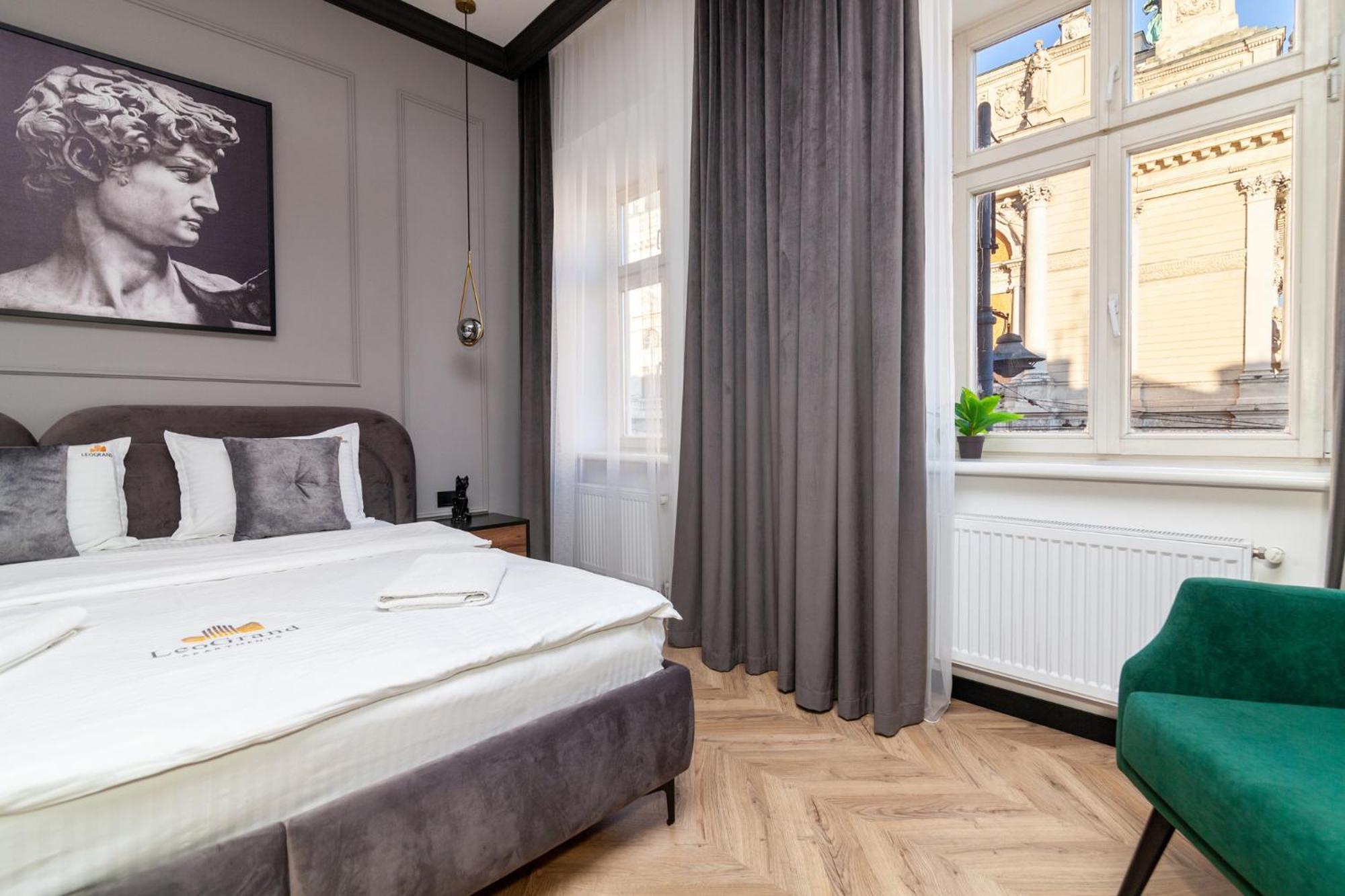 Апартаменты Leogrand Vip On Svobody Avenue 43 Львов Экстерьер фото
